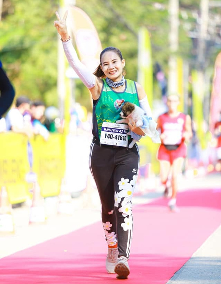Жінка фінішувала у марафоні з безпритульним цуценям, якого врятувала дорогою