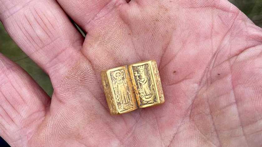 Британка знайшла золоту міні-Біблію: реліквії 600 років (ФОТО)