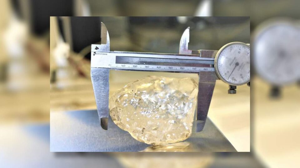 В Африці знайшли алмаз вагою 1098 карат: як він виглядає (ФОТО) 