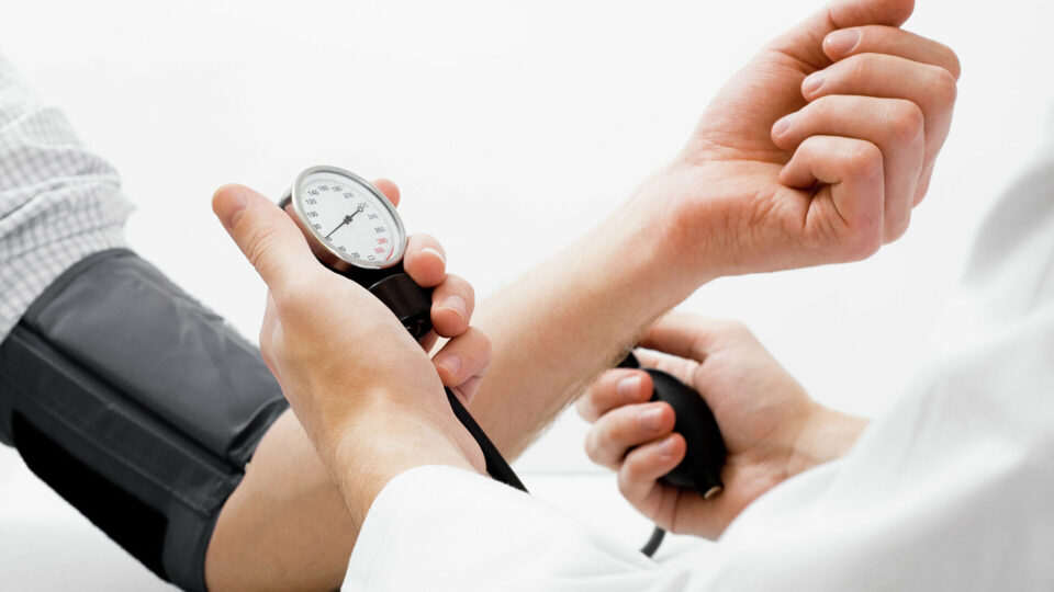 Підвищений тиск: у яких випадках потрібна допомога медиків