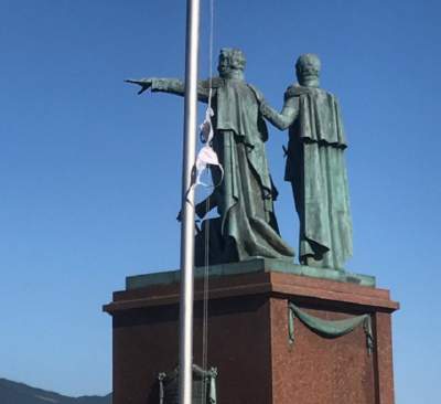 Конфуз дня: в Новороссийске вместо флага вывесили женский бюстгальтер
