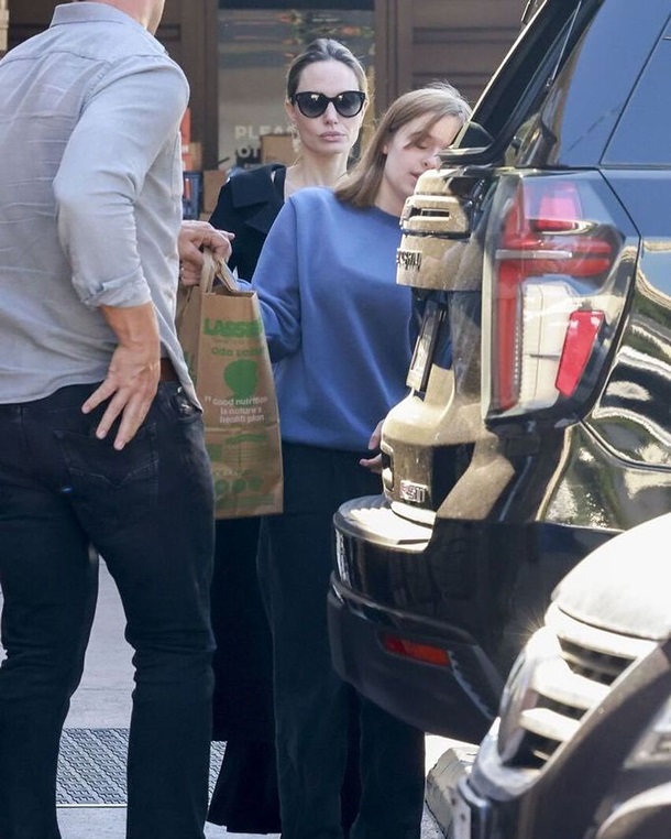 Джолі вийшла за продуктами з донькою (фото)