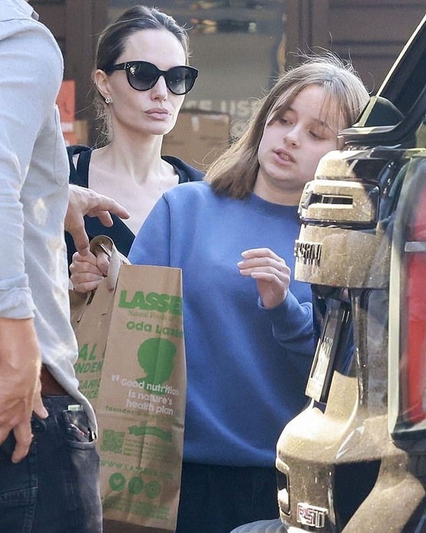 Джолі вийшла за продуктами з донькою (фото)