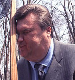 Януковича обозвали закомплексованным лентяем