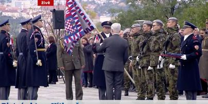 Президент Чехії оконфузився: вдарив військового прапором по голові
