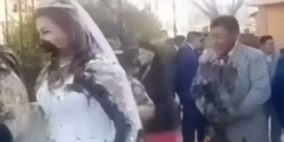 Розгнівана колишня нареченого облила молодят фекаліями біля церкви – фото