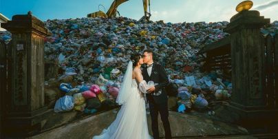Знімки на сміттєзвалищі та контейнери з дому: пара організувала незвичайне весілля (фото)
