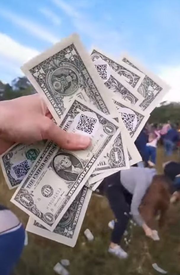 У Чехії скинули мільйон доларів із гелікоптера / © скриншот з відео