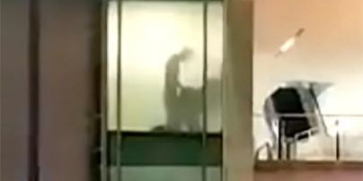 Колег-коханців заскочили за сексом перед вікном офісу