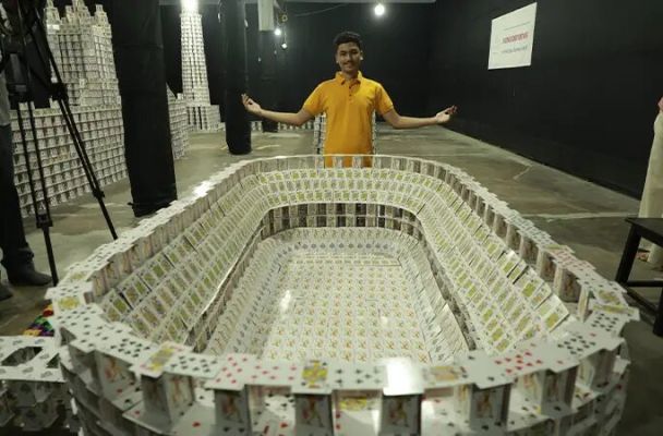 Підліток склав із 143 000 гральних карт найбільшу у світі конструкцію – фото, відео