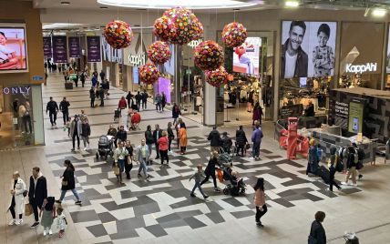 Чоловік пів року прожив непоміченим під сходами у торговому центрі: як він облаштувався (фото)