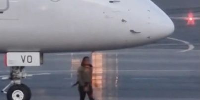 Жінка пропустила рейс і доганяла літак злітною смугою: чим це закінчилося (відео)