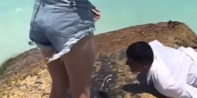 Чоловік під час освідчення епічно гепнувся з каменя у море – відео