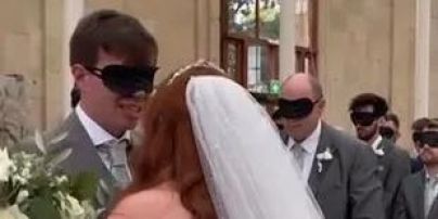 Наречена, яка втратила зір у підлітковому віці, змусила гостей весілля "прожити мить наосліп" – відео