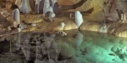 Таємничий басейн, незайманий людьми, знайдено у печері на глибині 210 м – фото