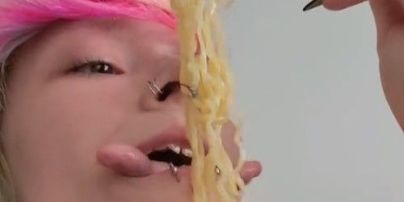 Дівчина з роздвоєним язиком ошелешила юзерів, як вона їсть – відео