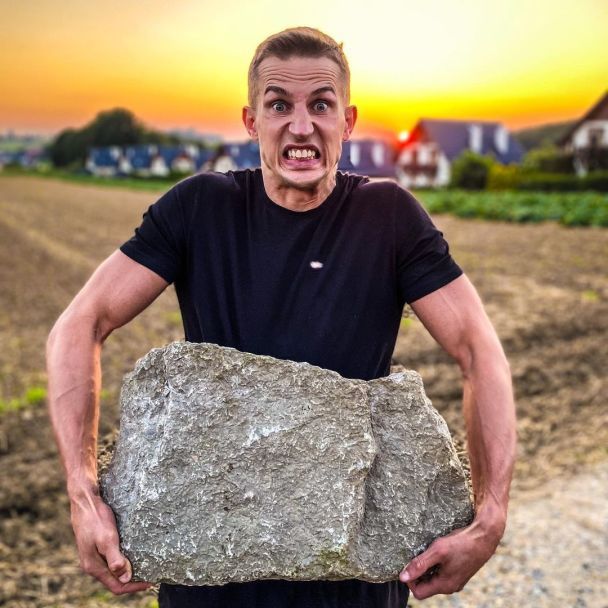 Польський спортсмен Войцех Соберайський з каменем / © Instagram / wojciech_sobierajski