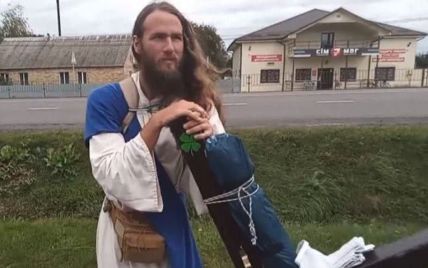 Чоловік з хрестом на плечі доходить до Києва: що відомо про людину в образі Ісуса (відео)