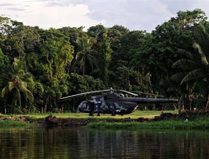 Военный геликоптер Никарагуа на берегу Сан Хосе