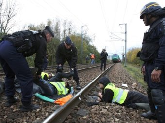 Полиция и экологи на пути следования поезда