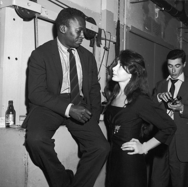 Майлс Девіс та його кохана Жюльєт Греко у крубі «Сен-Жермен» у Парижі.  1958 р.