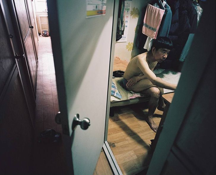 Фотограф показує сувору реальність життя в кімнатах площею 4 м2 у Південній Кореї.