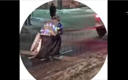 У Львові ухилянт прикинувся бабусею та прив'язав себе до авто, щоб покататись на лижах: епічне відео