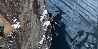 Чоловік стрибнув у крижану воду з висоти у понад 40 м і побив власний світовий рекорд