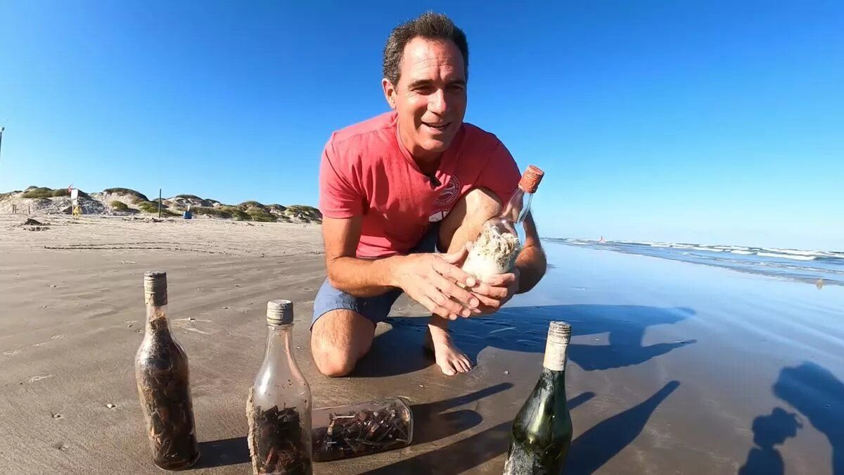 На пляж викинуло загадкові пляшки / Фото: MissionAransasNERR/Youtube / © 
