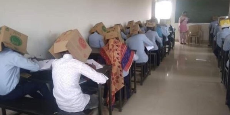 І сміх, і гріх: в Індії студенти складали іспит із коробками на голові (ФОТО)