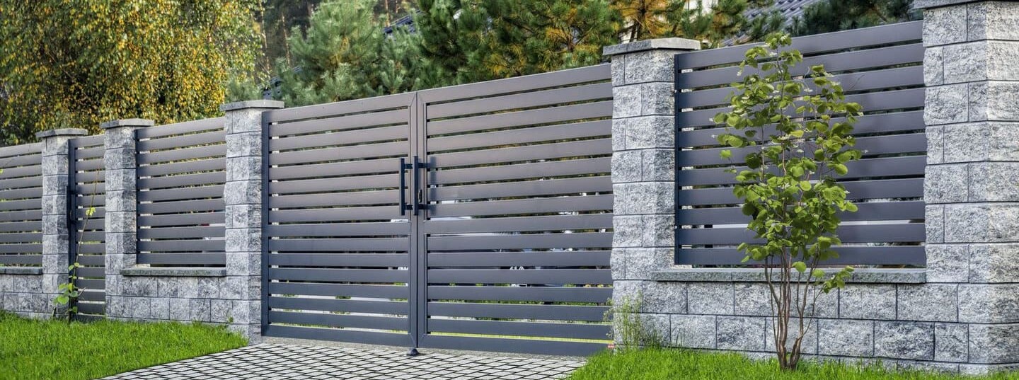 Продуманный дизайн: как интегрировать ворота и забор в архитектуру вашего дома