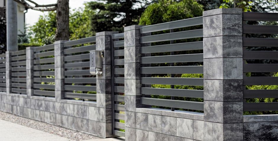 Продуманный дизайн: как интегрировать ворота и забор в архитектуру вашего дома