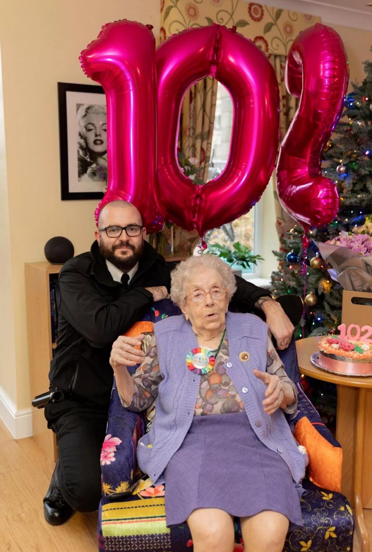 Усі були шоковані: жінка замовила стриптизера до будинку для літніх людей з нагоди свого 102-річчя