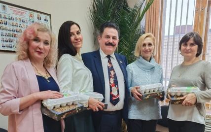 У Росії депутат перед Новим роком потішив жінок-колег яйцями: фото