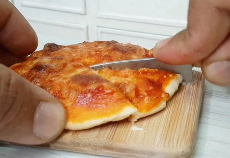Шеф-кухар придумав кумедний спосіб нагодувати піцею, що худнуть (ВІДЕО)