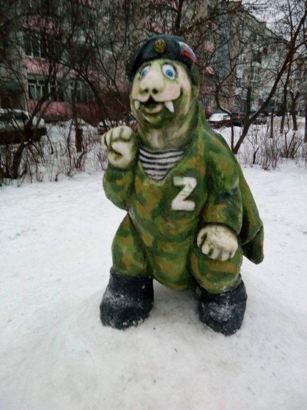 Снігова фігура російського окупанта в Дзержинську / © Telegram / 