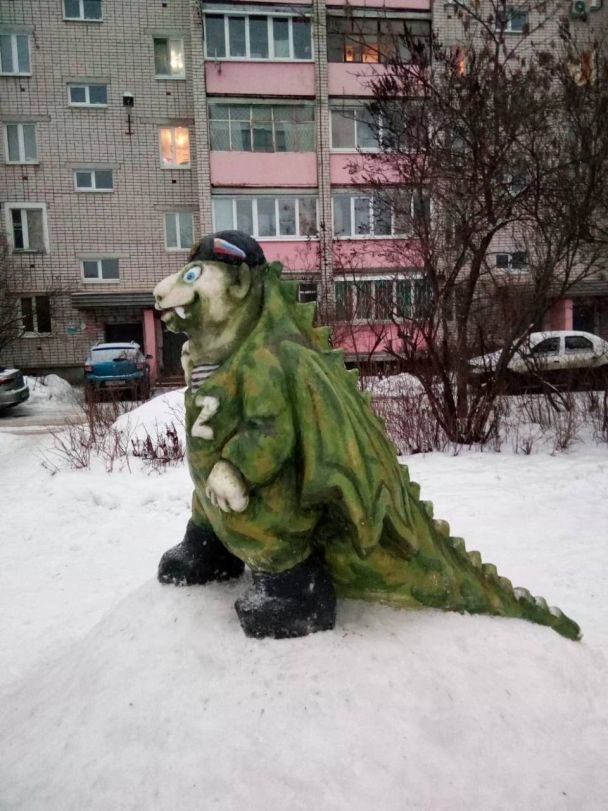 У Росії на конкурс сніговиків зліпили фігуру оккупанта у вигляді “рептилооїда”: фото