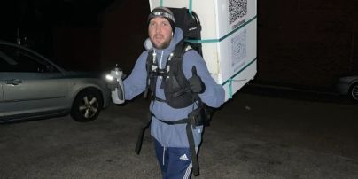 Чоловік біг містом із прив'язаним до спини холодильником: відомо, навіщо він це робив (фото)