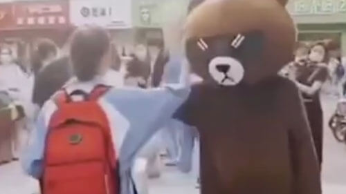 Кумедний ведмідь, який зустрів дівчину зі школи, виявився її матір'ю (ВІДЕО)
