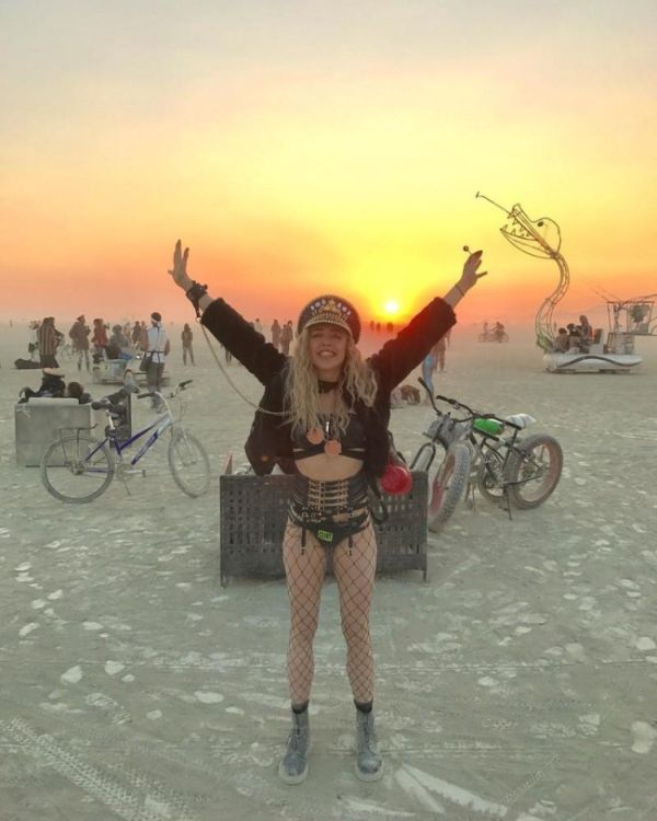 Девушки фестиваля Burning Man 2017