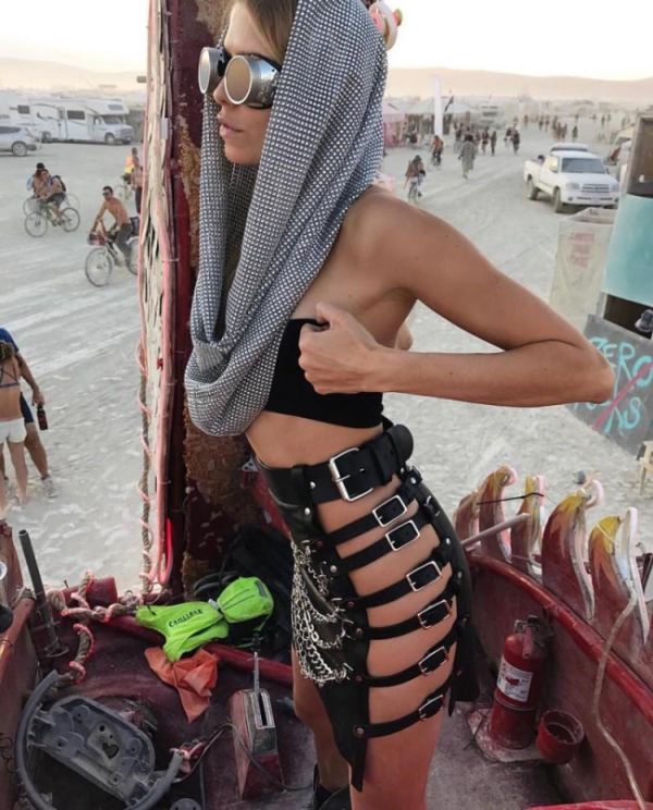 Девушки фестиваля Burning Man 2017