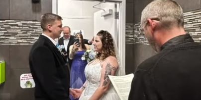 Пара влаштувала весілля у туалеті заправки – відео
