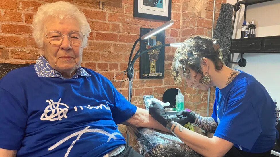 98-річна бабуся зробила своє перше тату / © bbc.com