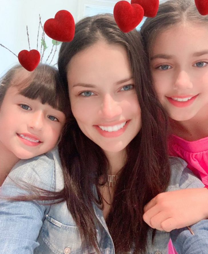 Adriana Lima and her daughters Valentina and Sienna таке a selfie.