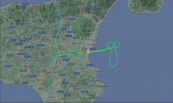 Пілот Lufthansa залишив на радарах вульгарний малюнок через відмову у приземленні / © flightradar24