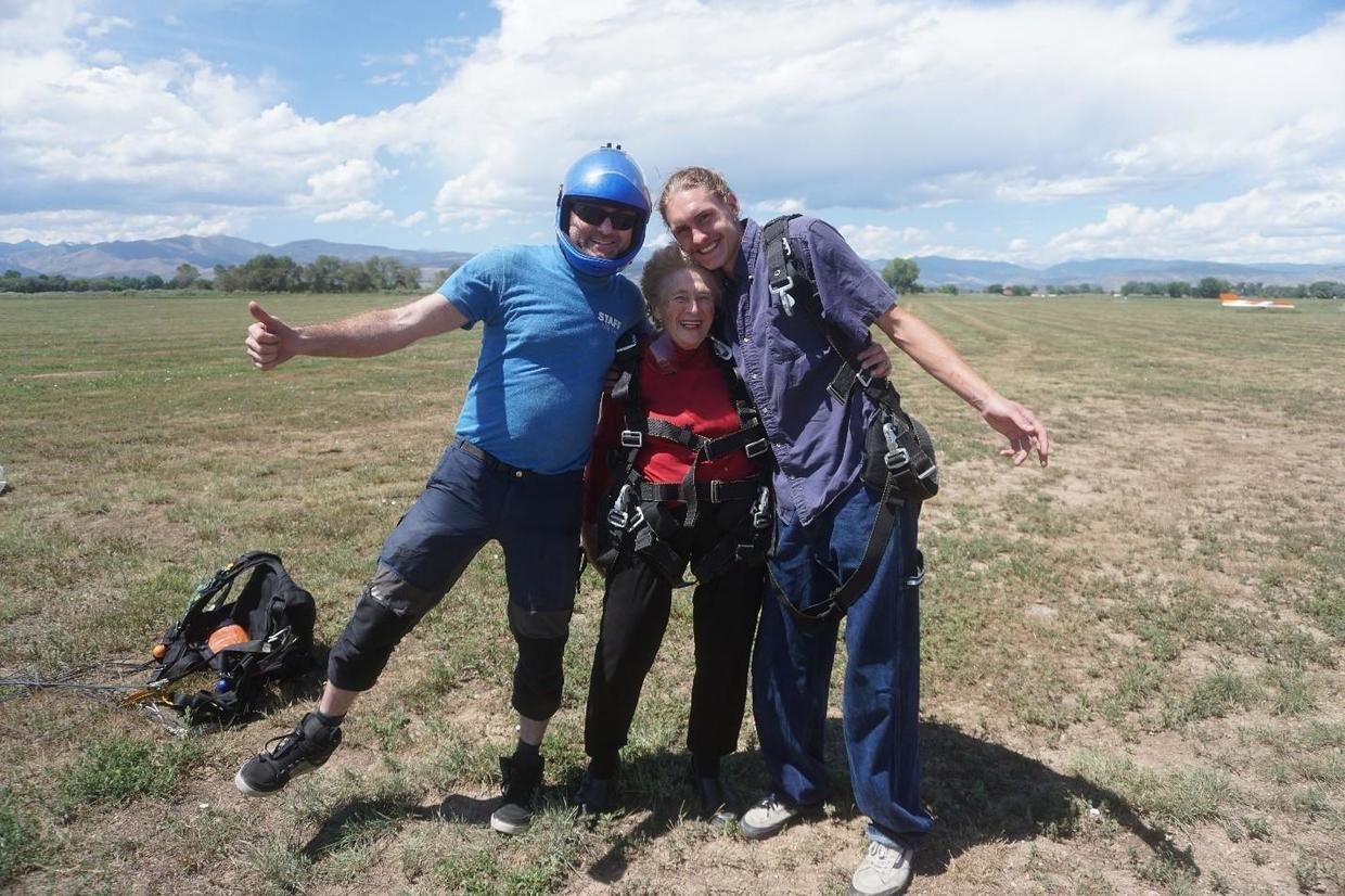 84-річна бабуся-екстремалка планує 1000 разів стрибнути з парашутом – фото, відео