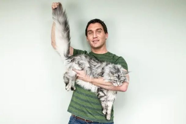 Вільям Паверс з котом-рекордсменом / © guinnessworldrecords.com