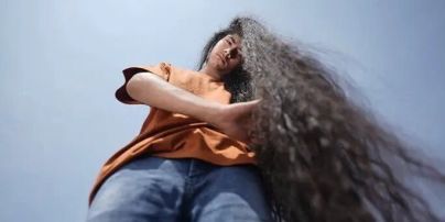 Хлопець із найдовшим волоссям у світі: який він має вигляд (фото, відео)