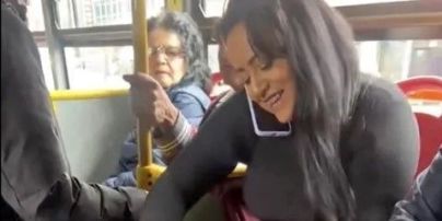 Зухвала жінка депілювала ноги воском просто в громадському транспорті – відео