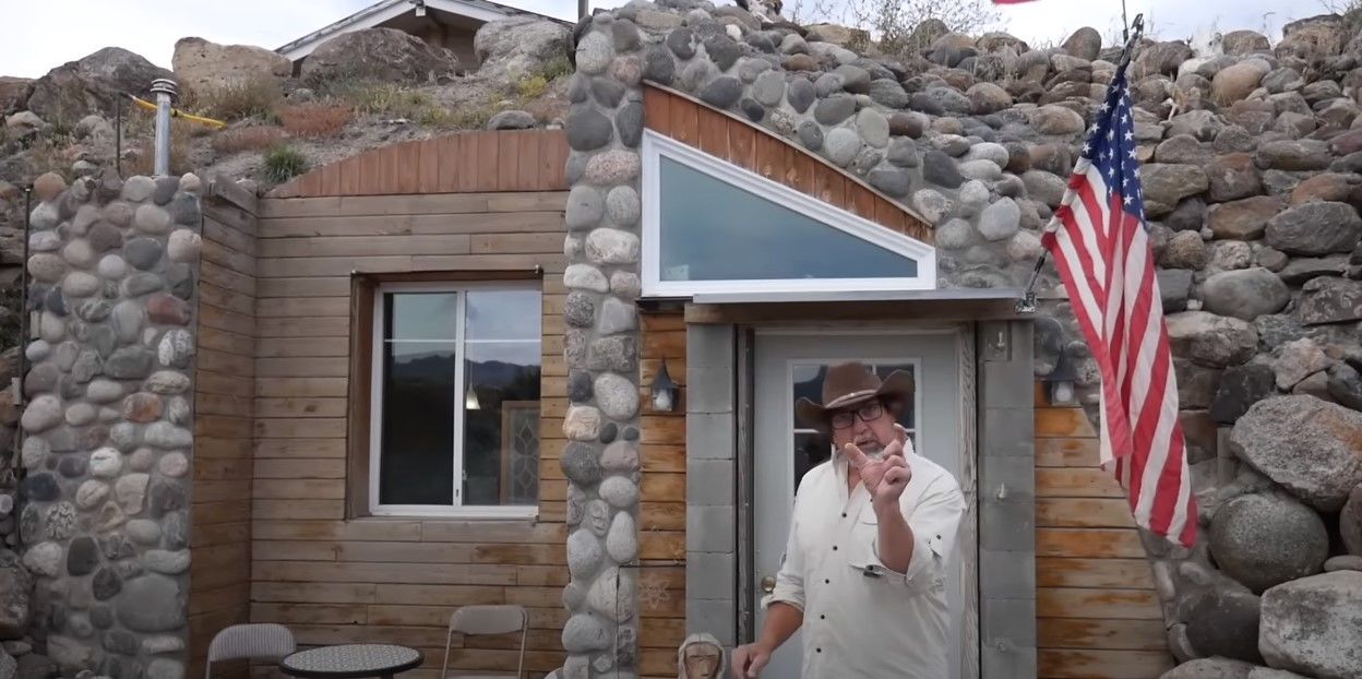 Чоловік перетворив бункер на будинок / © скриншот з відео